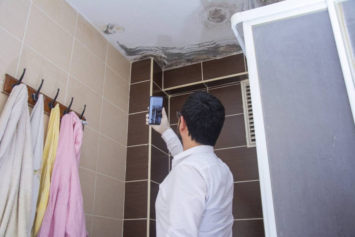 Déterminer l'origine des problèmes d'humidité en contactant un professionnel