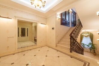 Un escalier bien éclairé