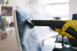 Canapé propre et sain : avantages du nettoyage à la vapeur