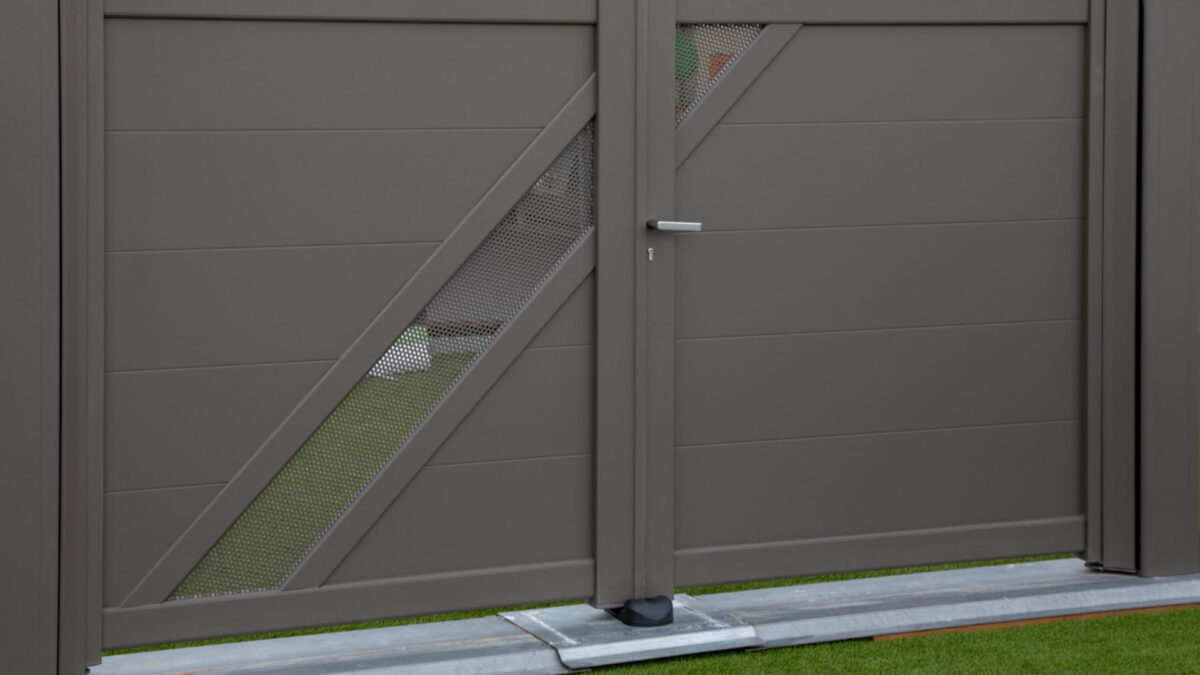Choisir le bon type d'aluminium pour votre portail : coulissant ou battant ?