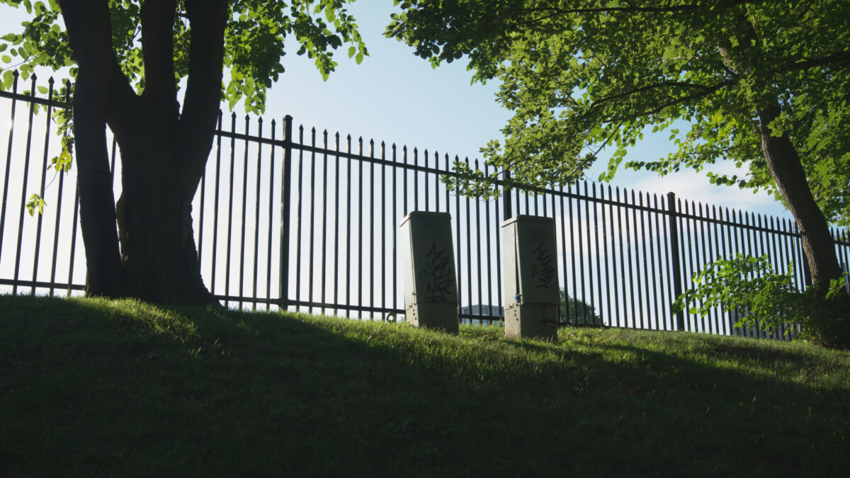 Clôture de jardin : pourquoi est-il pertinent d'installer un brise-vue en alu ?