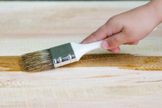 Dégriseur bois : quand et pourquoi l’utiliser ?