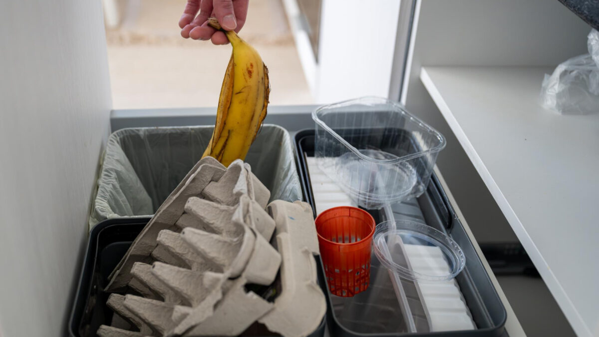 Faciliter le tri sélectif grâce à une poubelle encastrable dans la cuisine