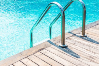 Faire construire une piscine à Montauban : pourquoi choisir un pisciniste local ?