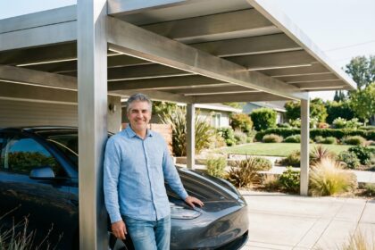 Homme souriant près d'un carport en aluminium moderne