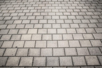 Les avantages de faire poser des pavés en pierre naturelle en extérieur