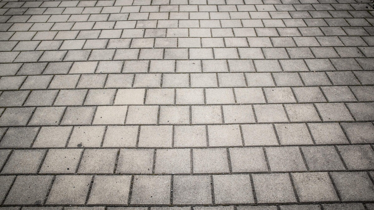 Les avantages de faire poser des pavés en pierre naturelle en extérieur