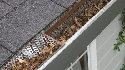 L'installation d'une gouttière pour sublimer votre toiture