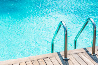 Piscine sur mesure : comment adapter le projet à son terrain ?