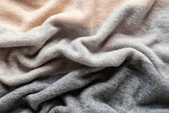 Plaid en cachemire : douceur, chaleur et élégance à portée de main