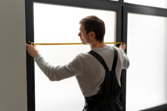 Pourquoi choisir une entreprise locale pour vos menuiseries sur mesure ?