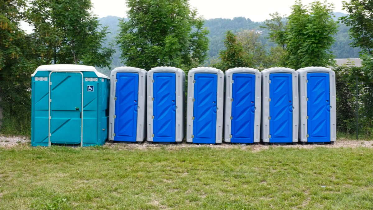 Pourquoi opter pour la location de toilettes mobiles sur un chantier ?