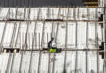 Professionnels du bâtiment : pourquoi s'en remettre à la fabrication sur-mesure de menuiseries ?
