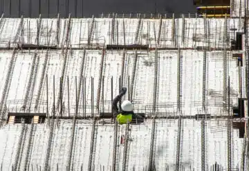 Professionnels du bâtiment : pourquoi s'en remettre à la fabrication sur-mesure de menuiseries ?