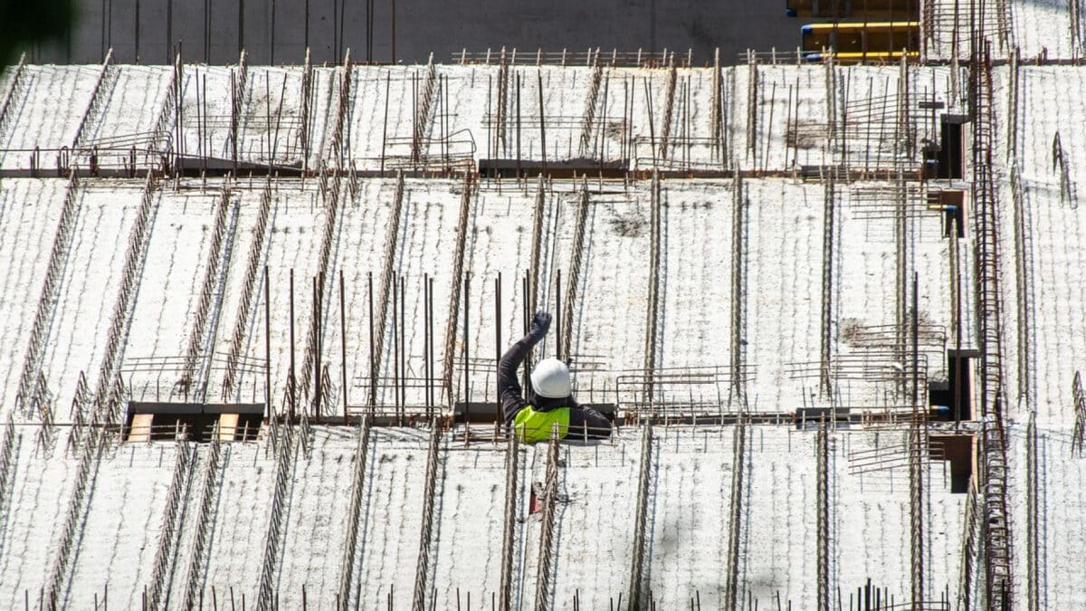 Professionnels du bâtiment : pourquoi s'en remettre à la fabrication sur-mesure de menuiseries ?