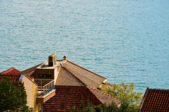 Rénovation à Royan en bord de mer : pourquoi faire appel à un couvreur qualifié ?