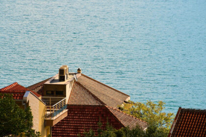 Rénovation à Royan en bord de mer : pourquoi faire appel à un couvreur qualifié ?