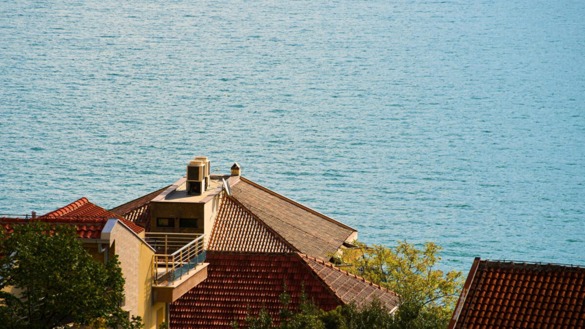 Rénovation à Royan en bord de mer : pourquoi faire appel à un couvreur qualifié ?