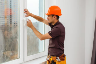 Rénovation : pourquoi passer par un fabricant de fenêtres local à Saint-Herblain ?