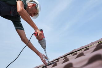 Rénover sa toiture à Dijon : pourquoi faire appel à l’expertise d’un couvreur-zingueur ?